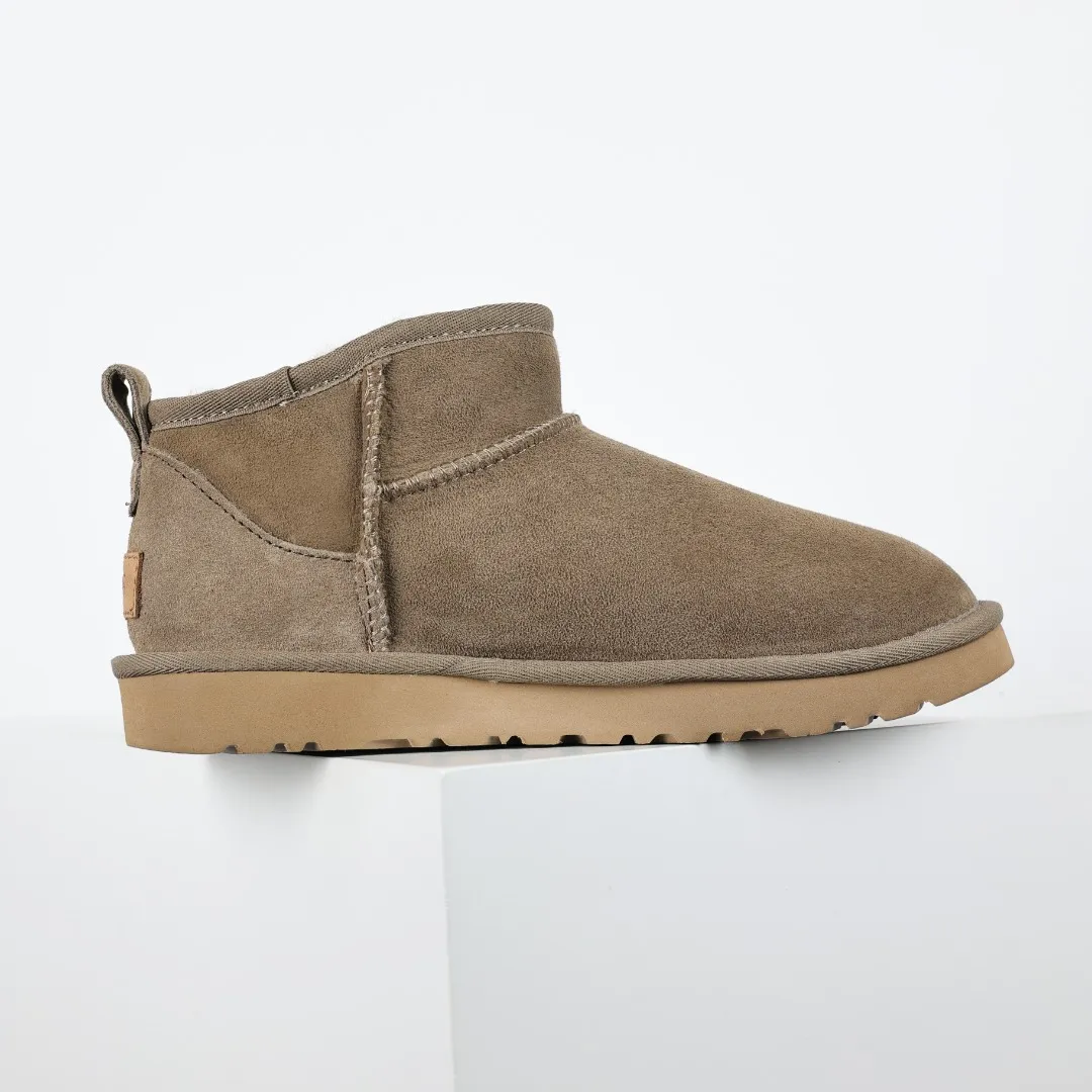 Pick up locally 💰520 Core recommendation Good price It is a very suitable choice for home furnishings. In the new year, uug launched a series of styles, which are partial to the preferences of young consumers and have also moved to the forefront of fashion trends. Shoe body material: water-repellent coated suede upper, 17mm UGGPURE™ implantable wool insole, lightweight non-slip and comfortable rubber outsole, with brand LOGO and trademark. Comes with a full set of packaging. Size: 35 36 37 38 39 40 41 42 43 44